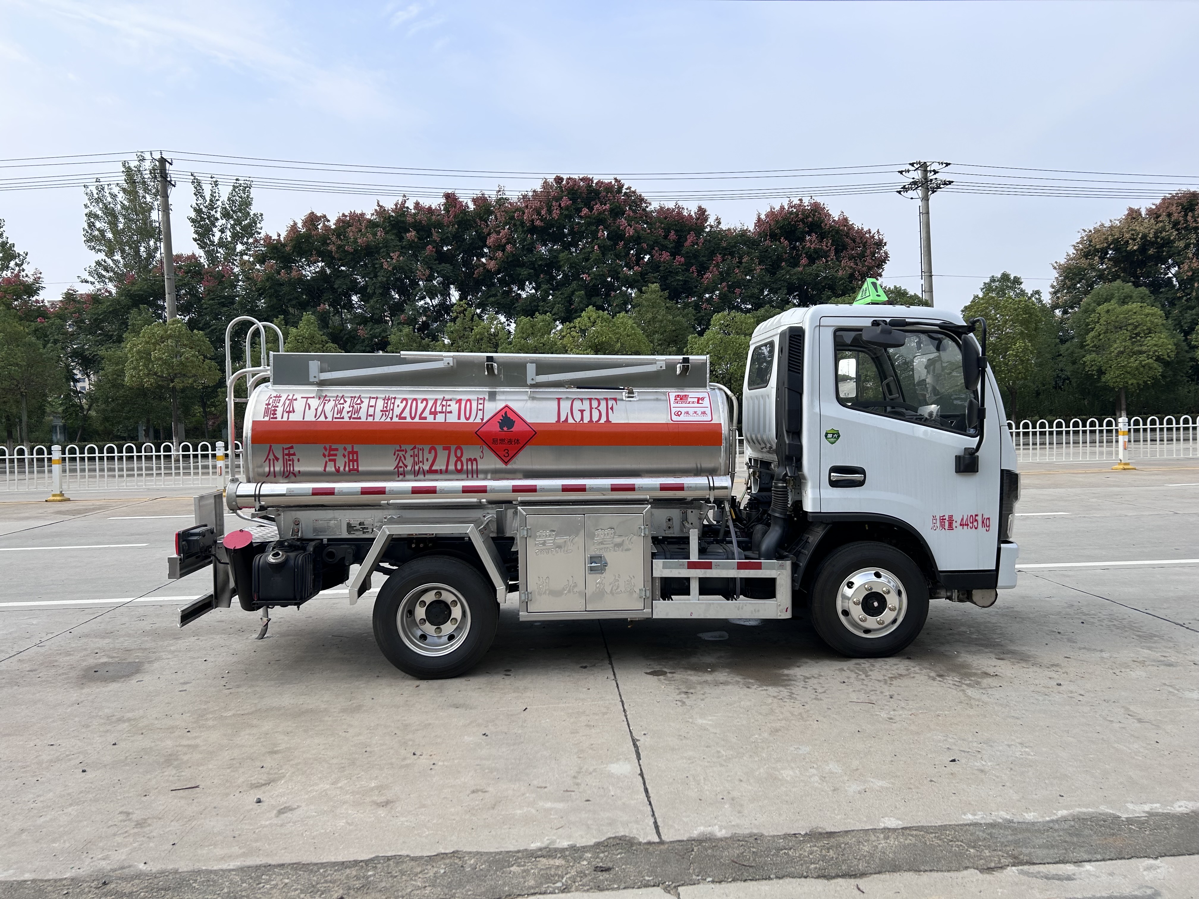 東風(fēng)D5 2.78方藍(lán)牌加油車(鋁合金)