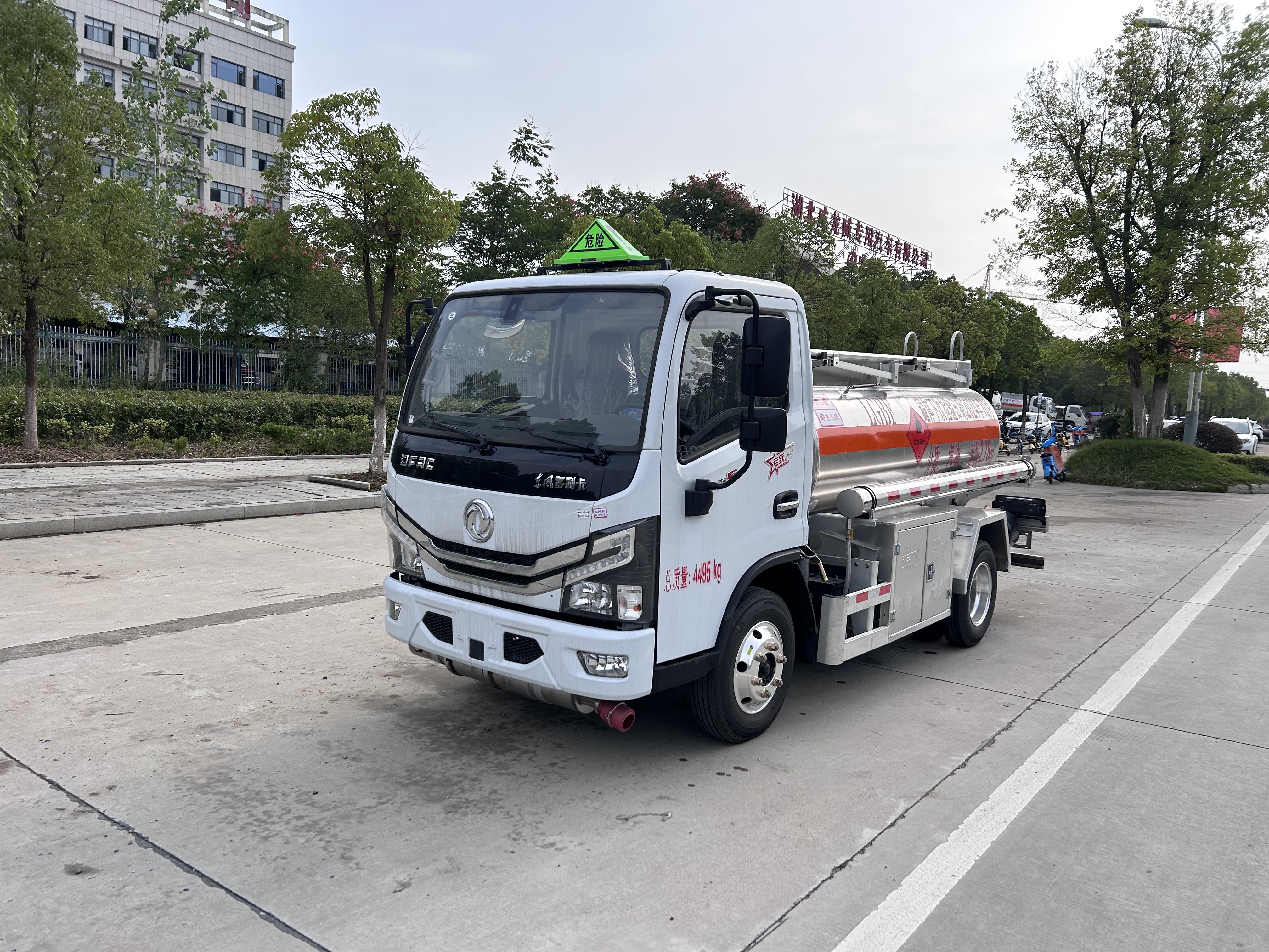 東風(fēng)D5 2.78方藍(lán)牌加油車(鋁合金)