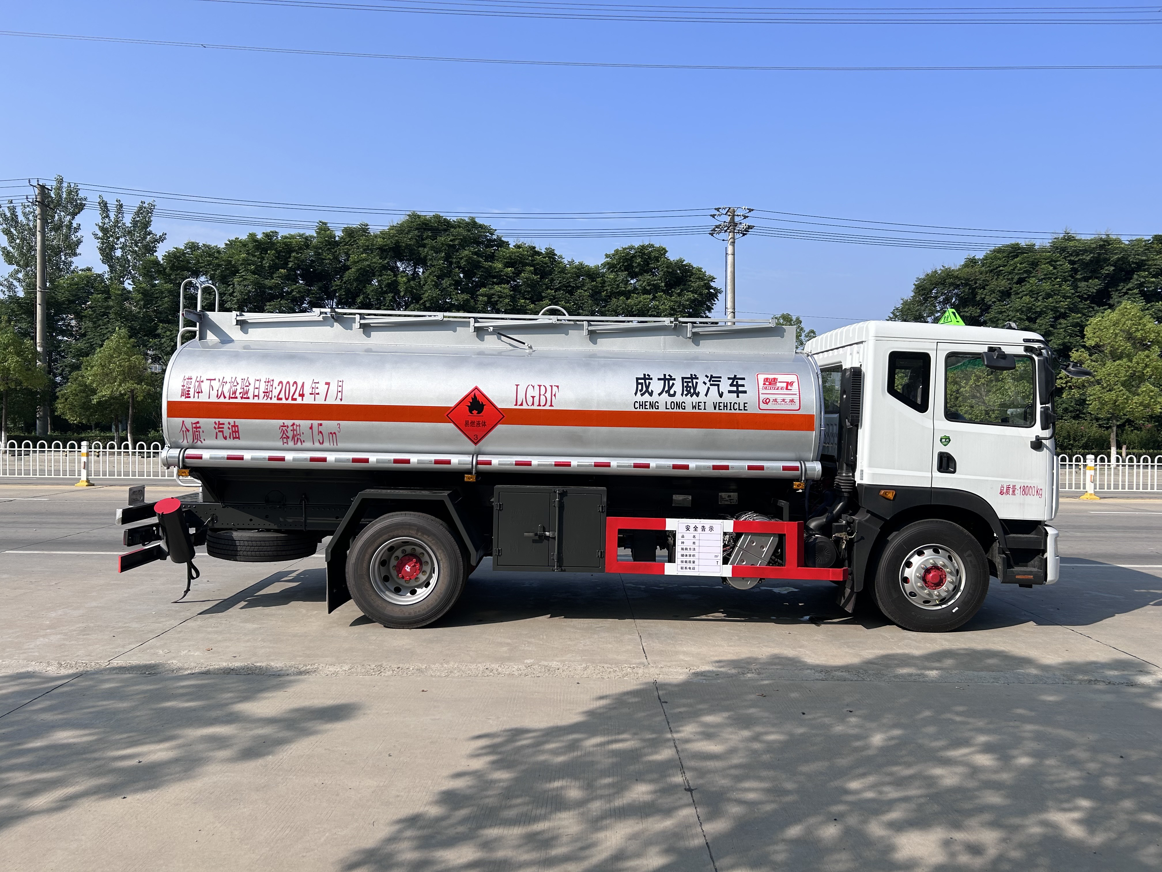 成龍威牌:D9 15立方加油車